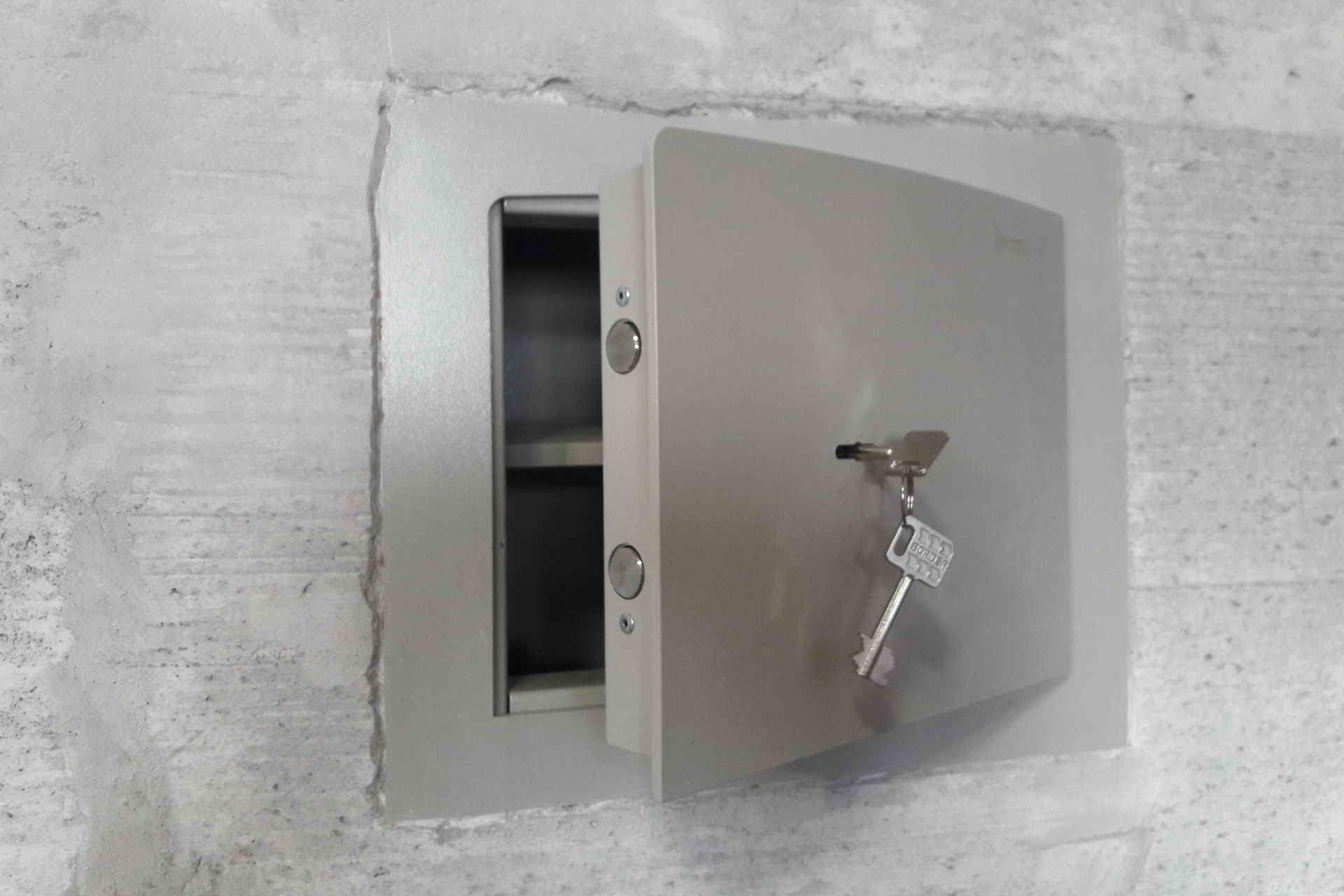 Как установить сейф в стену